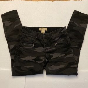 Democracy camo skinny jeans. Black/gray  mid-rise Like new Measurements in pics